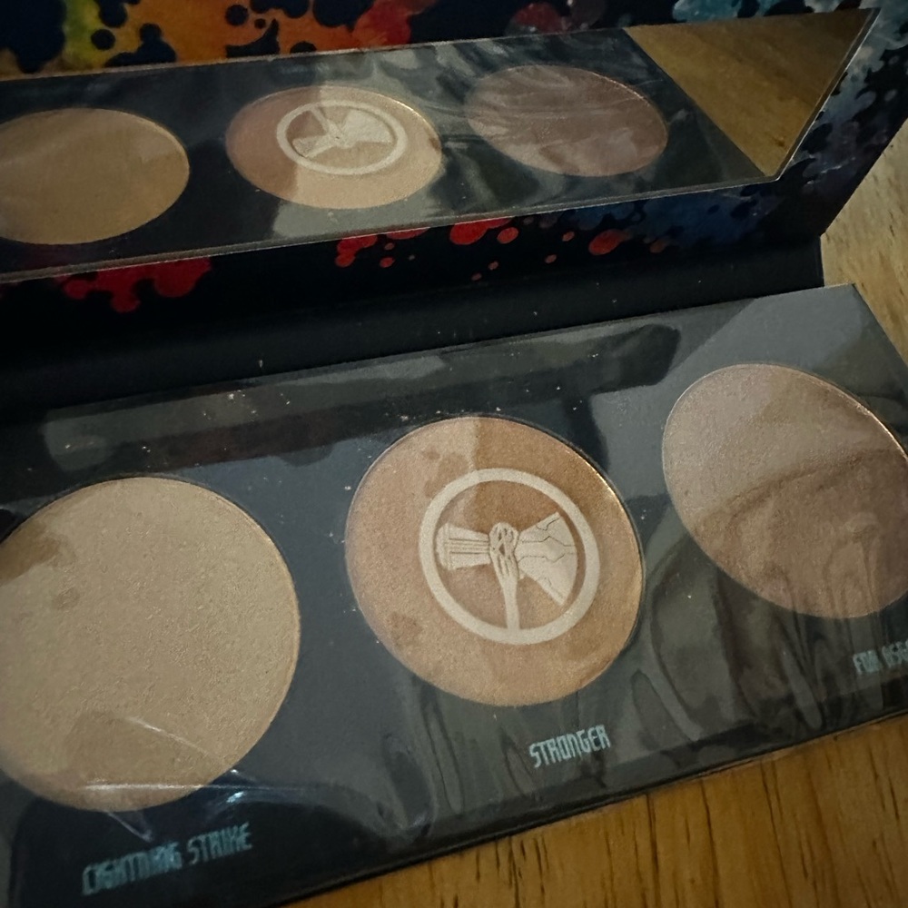 Marvel Studios' Thor: Love and Thunder 
Bronze Glow Highlighter Palette - Picture 4 of 4